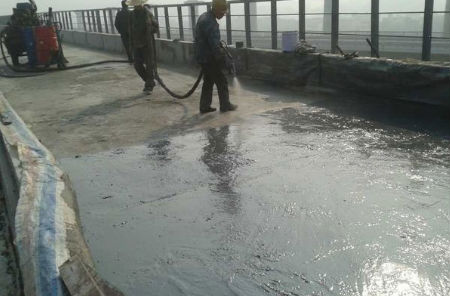 使用聚脲噴涂機(jī)時需求我們留意哪些事項呢？