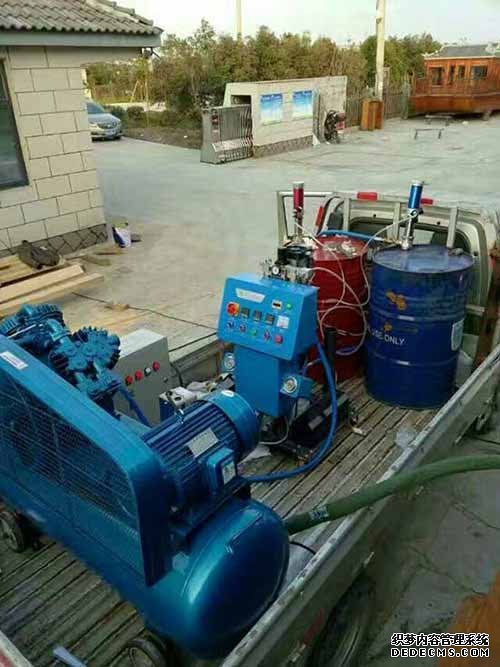 聚脲防水涂料使用噴涂機提高施工效率(圖2) 聚脲噴涂設(shè)備室外施工