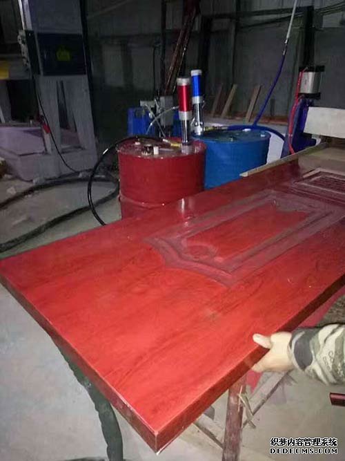 聚脲噴涂機器噴涂施工的性能和特點(圖2) 木材門板聚脲噴涂