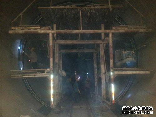 液壓聚脲噴涂機(圖2) 穿黃隧道工程聚脲防水施工