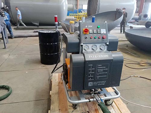 小型噴涂料機多少錢一臺(圖1) H5600小型聚脲噴涂機罐體防腐案例