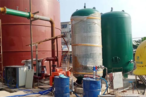 聚脲涂料化工儲罐內外壁防腐施工專用噴涂設備(圖4) 聚脲涂料化工儲罐內外壁防腐施工案例