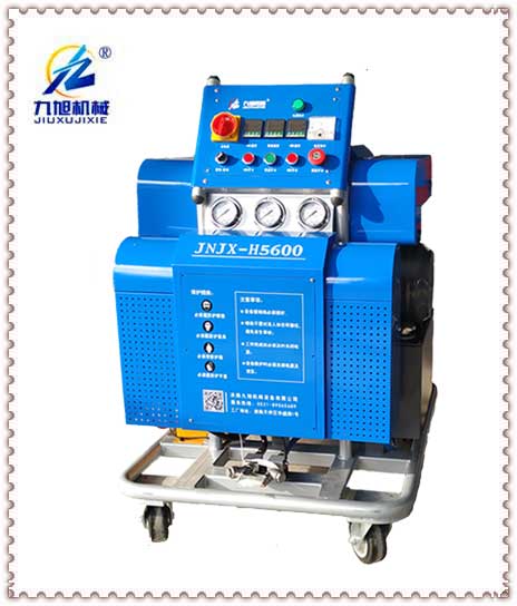 聚脲防潮防腐層是專業的機械噴涂設備一次成形(圖2) 聚脲材料和聚氨酯材料兩用噴涂設備